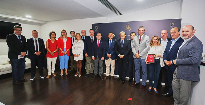 Pedro Rocha en el Estadio Heliodoro Rodríguez López con los políticos de Canarias en un partido de la selección en Tenerife