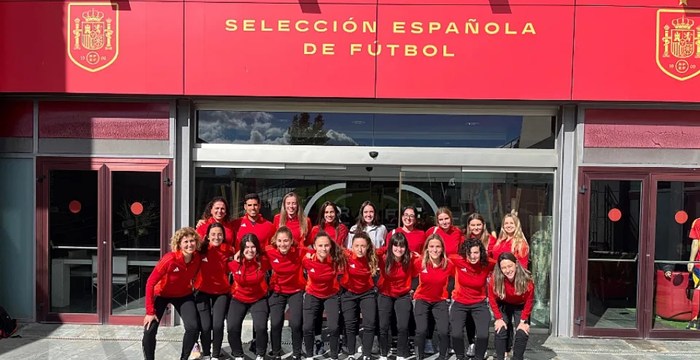 Monitoras de la FIFT en el programa UEFA Playmakers, enseñando fútbol a niñas de 5 a 8 años