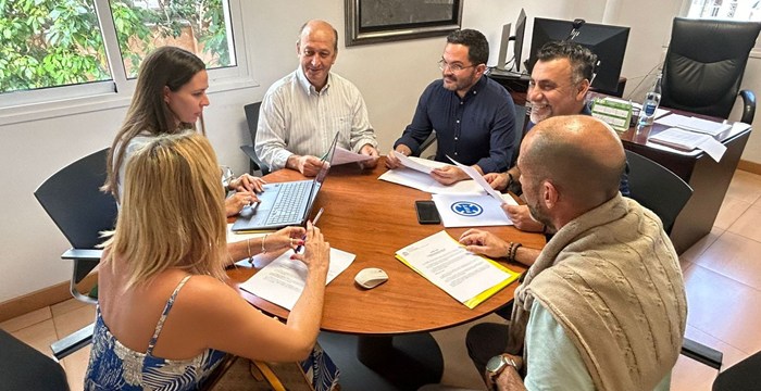 Representantes de la Federación Canaria de Fútbol y el Gobierno de Canarias en una reunión para impulsar el programa de reinserción de personas privadas de libertad a través del fútbol sala