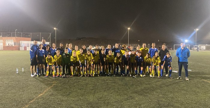 Jugadoras de fútbol femenino posando junto a sus entrenadores en el campo de Montaña Pacho durante las actividades del Programa Talento Femenino 2024/25 en Tenerife.