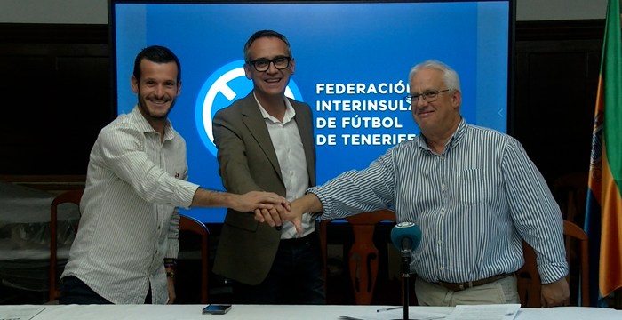 Firma del acuerdo de colaboración entre la FIFT y el Ayuntamiento de Los Llanos de Aridane para fomentar el fútbol local en la Temporada 2024/25.